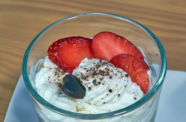 Dessert mit Schlagsahne und Erdbeeren — Stockfoto