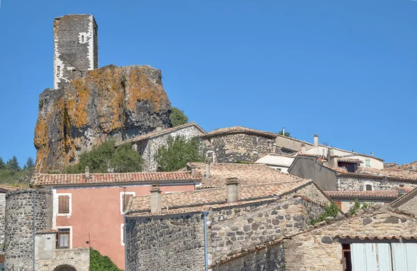 Edifícios e torre da cidade medieval de Mirabel — Fotografia de Stock