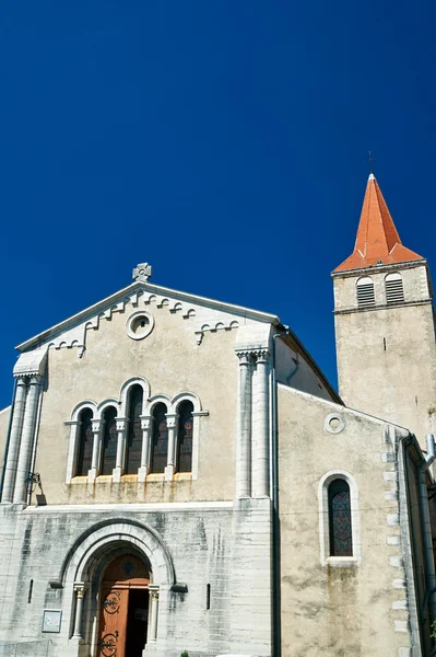 Die Fassade einer mittelalterlichen Kirche in villeneuve-de-berg — Stockfoto