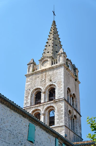 De toren van de middeleeuwse kerk achter de muur — Stockfoto