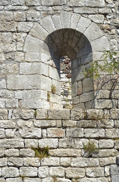 A janela na pedra, parede medieval — Fotografia de Stock