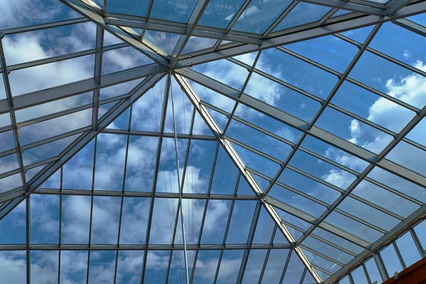 Vista de las nubes en el cielo a través del techo de cristal — Foto de Stock