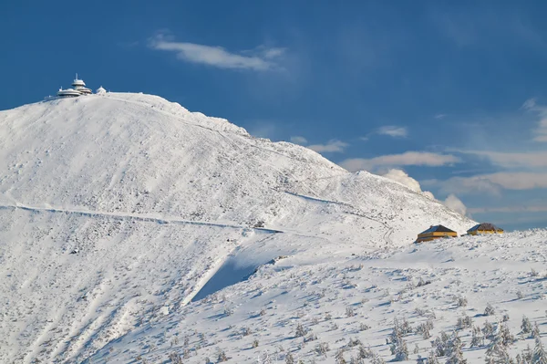 冬の巨大な山の上の小屋します。 — ストック写真