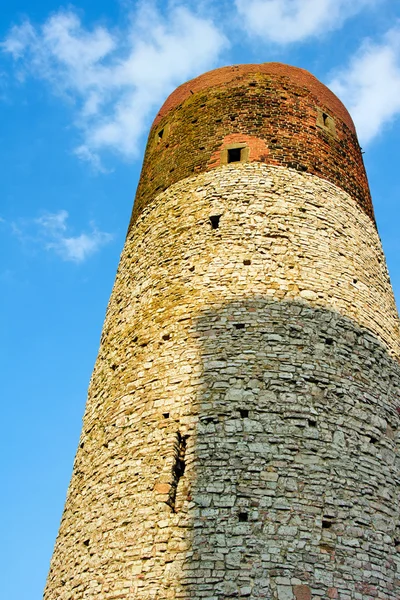 Ødelagt middelalderborg med tårn - Stock-foto