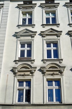 Art Nouveau binasının cephe üstünde pencere eşiği