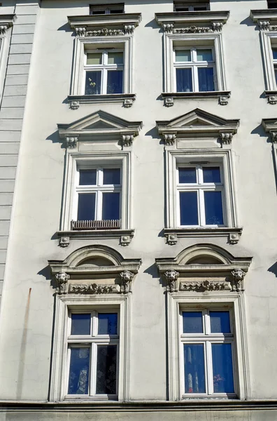 Windows на фасаді будівлі в стилі ар нуво — стокове фото
