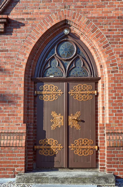 A porta de madeira para a igreja gótica — Fotografia de Stock