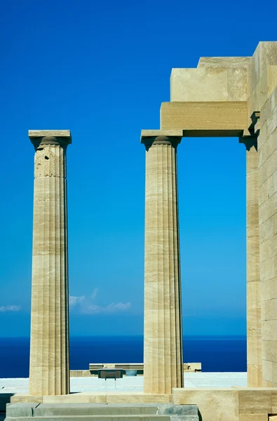 Colonne antico tempio nella città di Lindos — Foto Stock