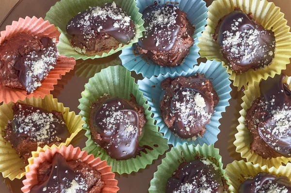 Sobremesa de bolo de chocolate polvilhada com açúcar — Fotografia de Stock