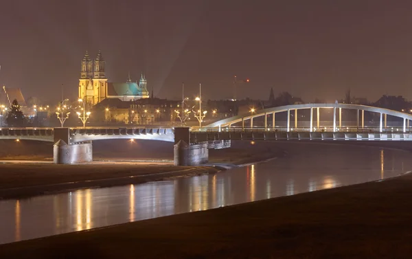Fluss Warta, Brücke und Kathedrale bei Nacht in Posen — Stockfoto