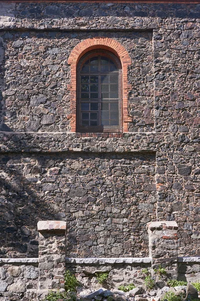 Fenster an der mittelalterlichen Steinmauer der Kirche — Stockfoto