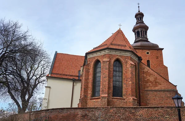 Gotický farní kostel za zdí — Stock fotografie