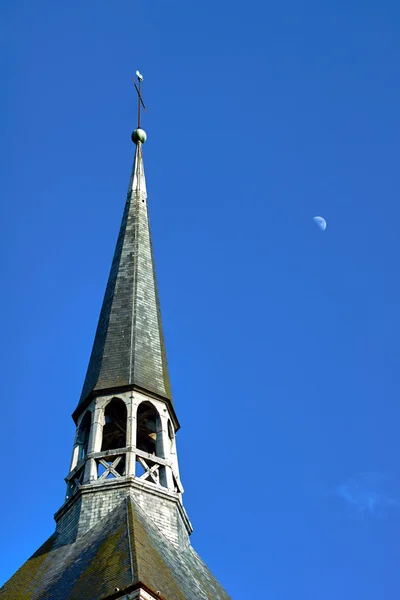 Tower of the medieval church i — Stock Photo, Image