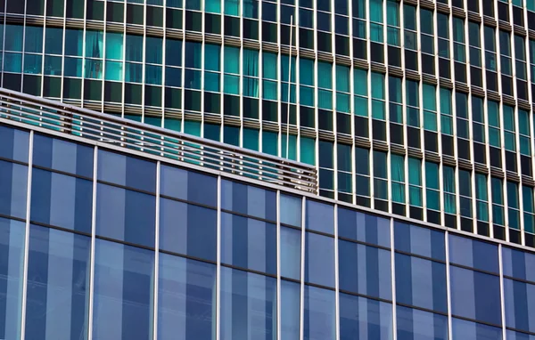 Detalhe da fachada de metal e vidro edifício moderno — Fotografia de Stock