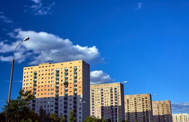 Bir konut yüksek katlı bina ile sokak