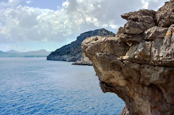 Βραχώδη πλαγιά στο νησί την παραθαλάσσια ζώνη του Ρόουντ — Φωτογραφία Αρχείου