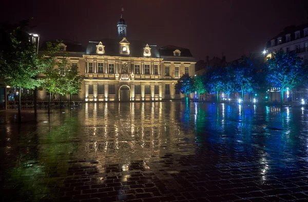 Prefeitura à chuva à noite em Troyes — Fotografia de Stock