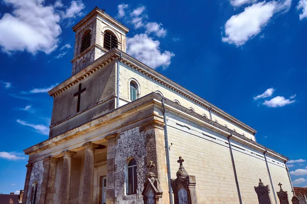 Kyrkogård och kyrka med klockstapel i Champagne — Stockfoto