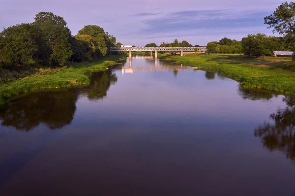 Die Straßenbrücke über den Fluss Warta in Oborniki i — Stockfoto