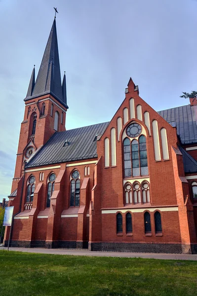Kostel s věží z červených cihel v Oborniki v Polsku — Stock fotografie