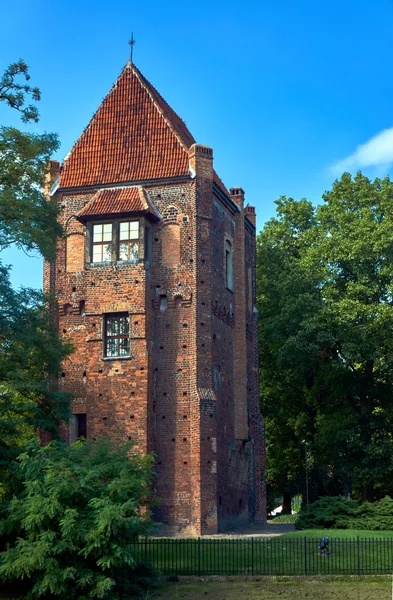 La torre medieval de ladrillos en Szamotuly — Foto de Stock