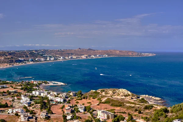 La città e la spiaggia sulla baia dell'isola di Rodi — Foto Stock