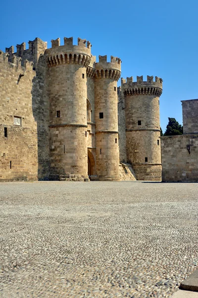 塔和秩序在罗兹骑士城堡的城垛 — 图库照片