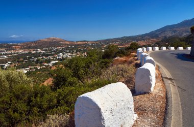 Yolun Yunan Kos Adası üzerinde dağlarda