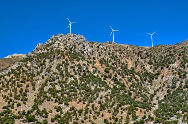 Rüzgar türbinleri Yunanistan Kos Adası bir tepe üstünde