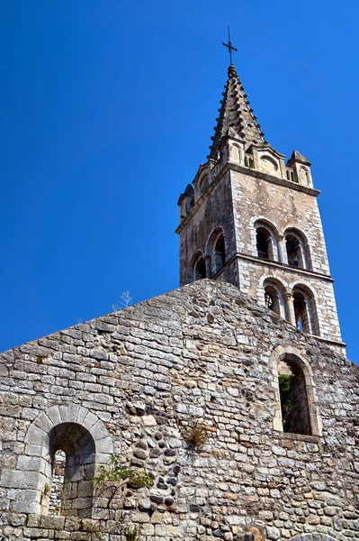 A igreja medieval com campanário — Fotografia de Stock