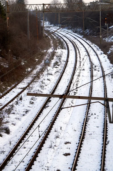 冬季铁路轨道和电力牵引 — 图库照片