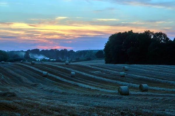 Dorflandschaft nach der Ernte bei Sonnenuntergang — Stockfoto