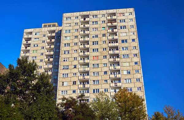 La façade d'un immeuble résidentiel de grande hauteur — Photo