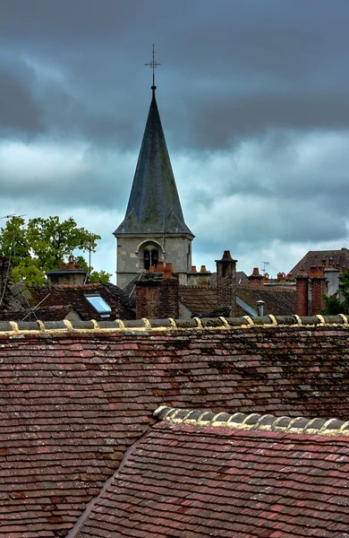 Dächer mit Ziegeldächern und der Glockenturm einer mittelalterlichen Kirche — Stockfoto