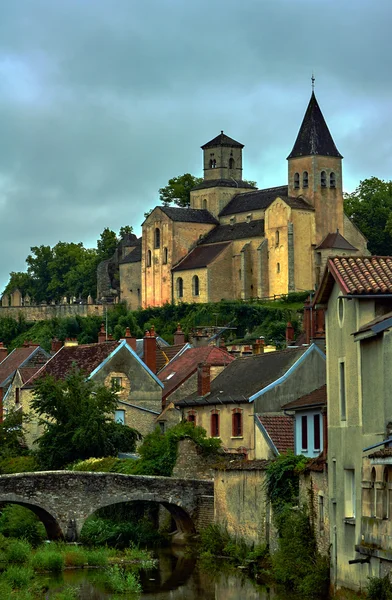 Stenbron och medeltida byggnader i en liten stad — Stockfoto