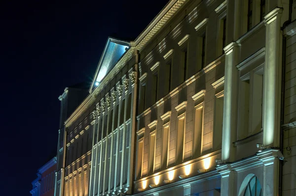 Fachada iluminada del edificio en la noche — Foto de Stock