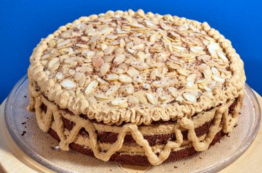 Kek krem ve badem bir cam tabakta