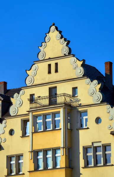 Балкон на фасаді будівлі у Познані — стокове фото