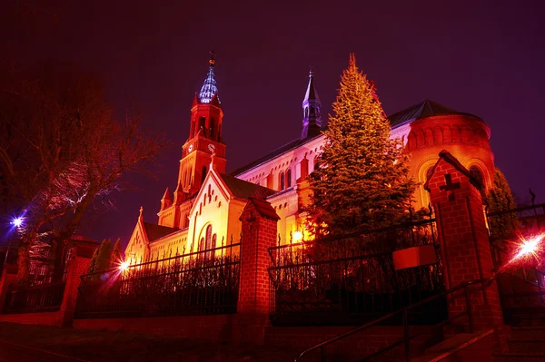 Église catholique en brique romane la nuit à Poznan — Photo