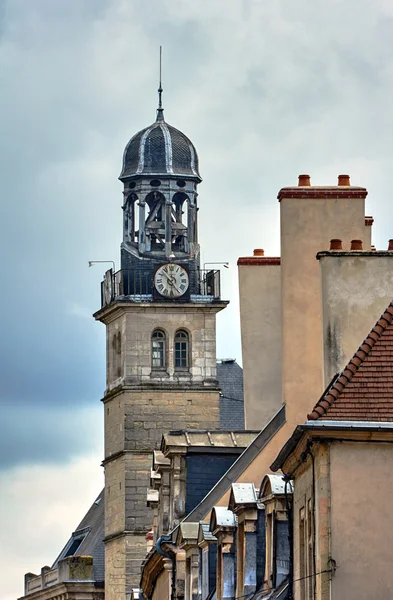 Házak és a belfry-val egy óra — Stock Fotó