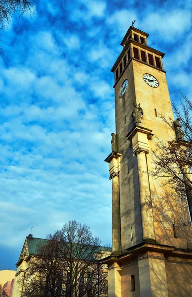 Campanile néoclassique avec statues et horloge — Photo