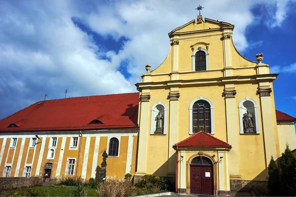 Barock fasaden av katolsk kyrka — Stockfoto