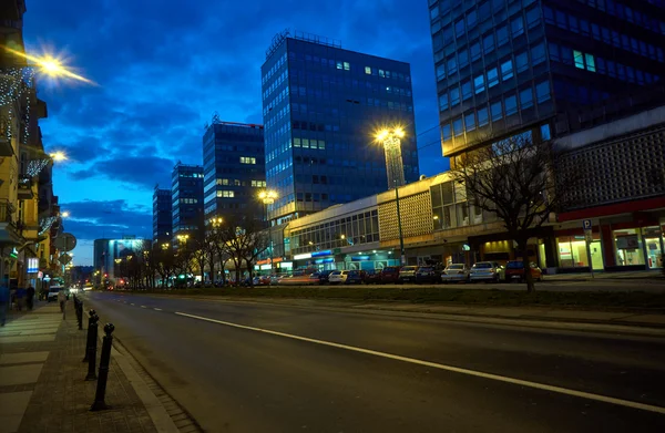 Rascacielos Calle por la noche en el centro de la ciudad —  Fotos de Stock