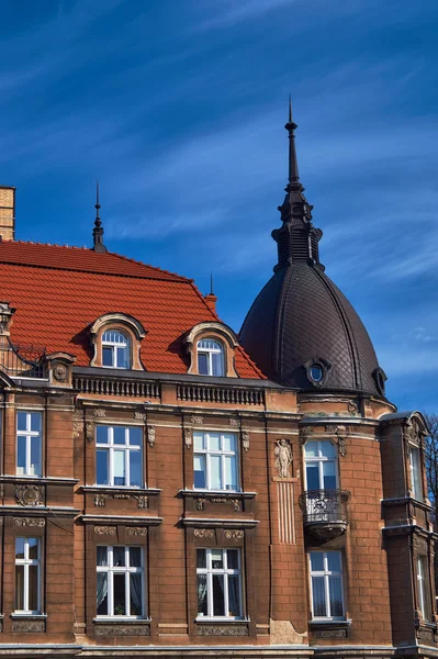 Windows op de gevel van de Art Nouveau gebouw in Poznan — Stockfoto