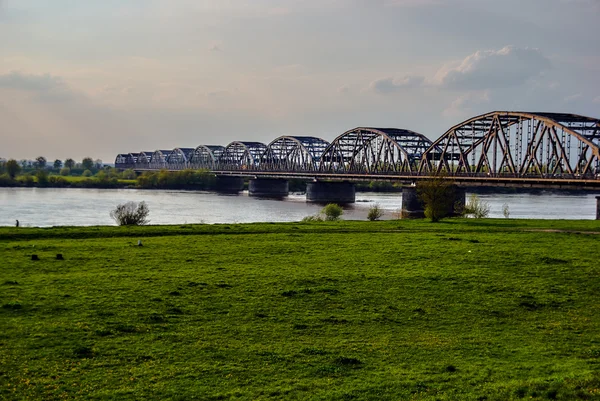 Klenuté, ocelový silniční most přes řeku Vistula v Grudziadz — Stock fotografie