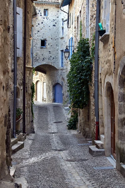 Street with a gate in the medieval village of Rochemaure — Stock Photo, Image