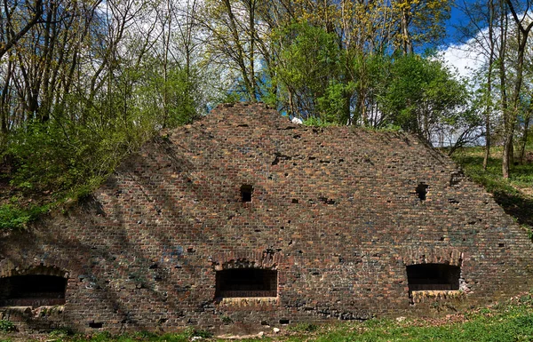 Fragment de ruines de la fortification prussienne dans le parc — Photo