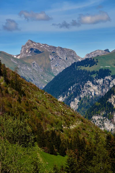 Horská krajina v Alpách ve francouzském Savojsku — Stock fotografie