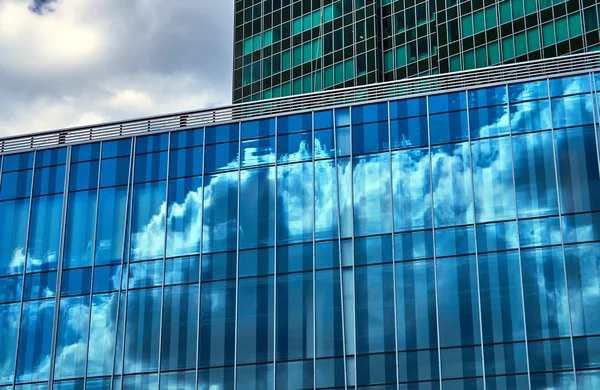 Reflejo del cielo y las nubes en la fachada de cristal —  Fotos de Stock