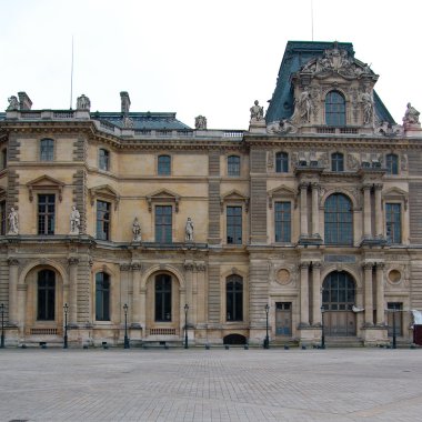 Louvre de Paris dünyanın en büyük müzelerinden biridir